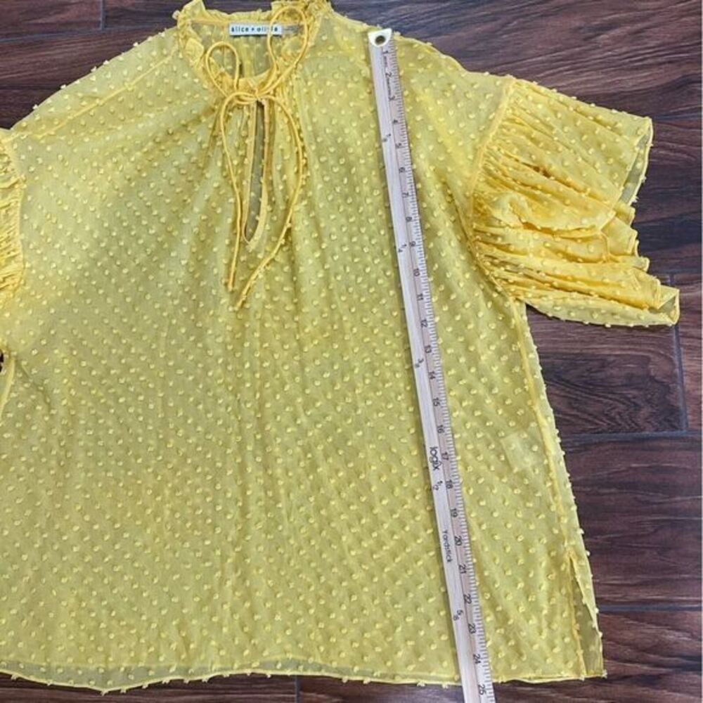 ALICE + OLIVIA Medium Julius Yellow Sheer Dot Dobby Ruffle Short Sleeve Blouse - Picture 3 of 5